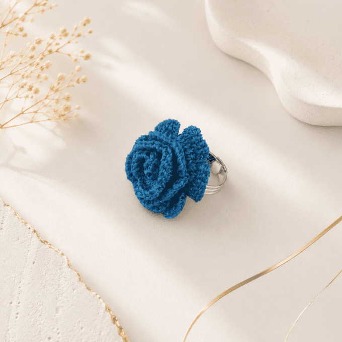 Bague bleue au crochet anneau reglable