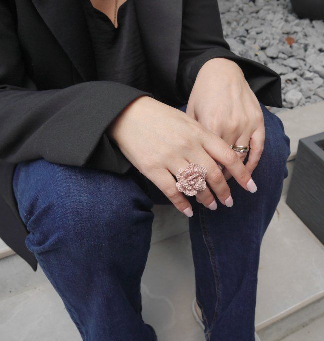 bague fleur au crochet beige rosé faite main