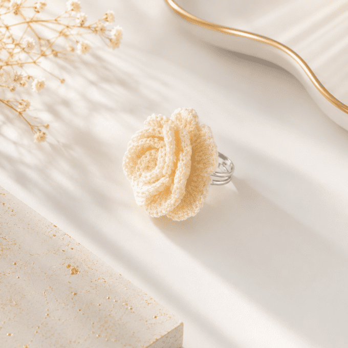 Bague fleur saumon au crichet anneau réglable