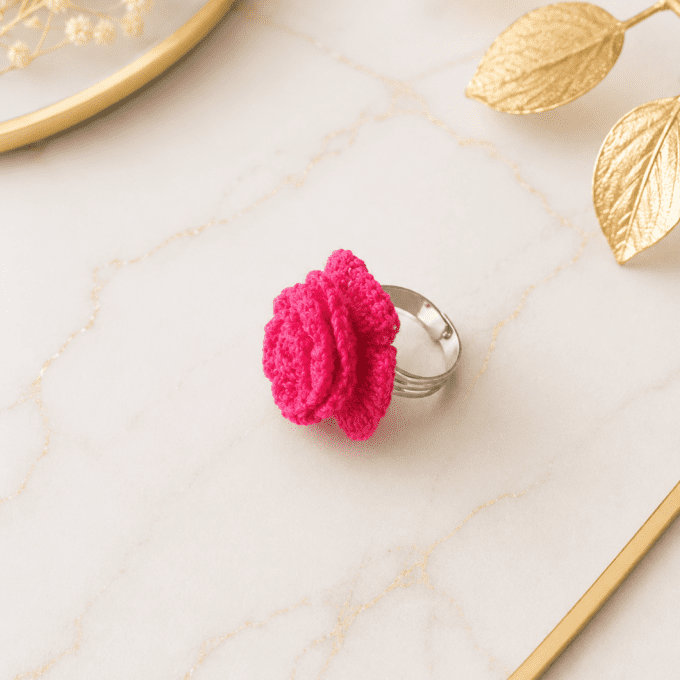 Bague fleur rose fuchsia au crochet anneau réglable