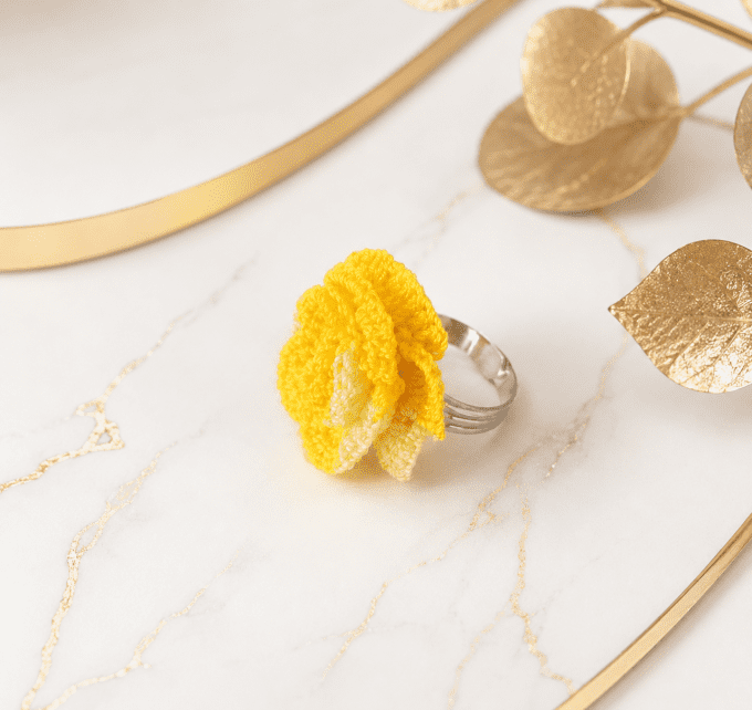 Bague jaune au crochet anneau réglable