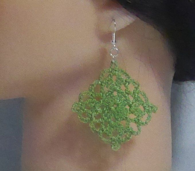 Boucles d'oreilles VERT cru au crochet