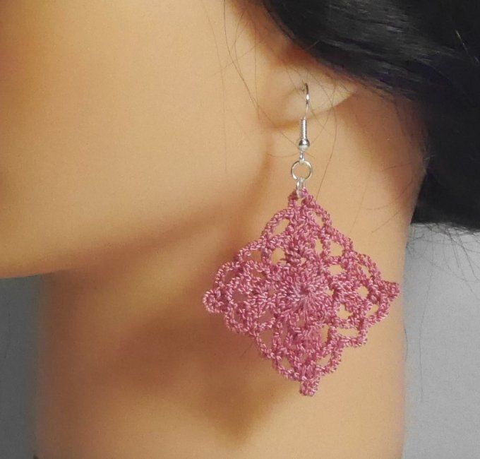 Boucles d'oreilles  vieux ROSE au crochet