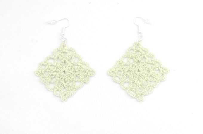 Boucles d'oreilles  VERT pistache au crochet