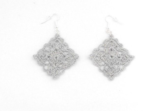 Boucles d'oreilles GRIS au crochet