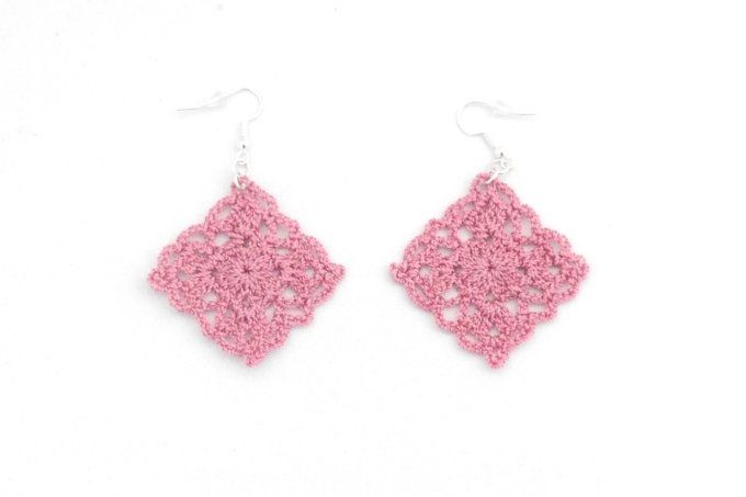 Boucles d'oreilles  vieux ROSE au crochet