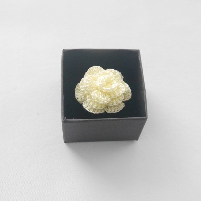 Bague réglable JAUNE pastel au crochet