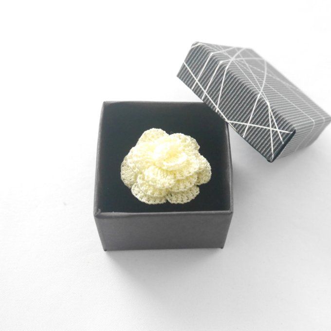 Bague réglable JAUNE pastel au crochet