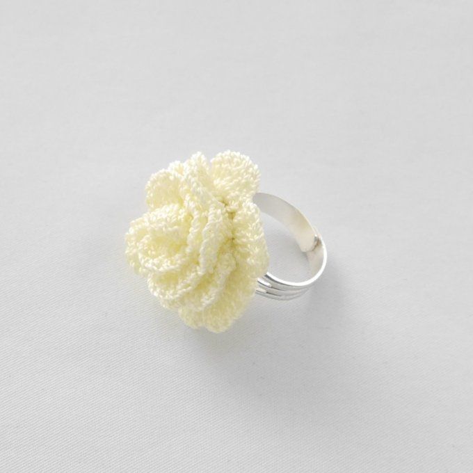 Bague réglable JAUNE pastel au crochet