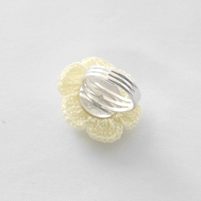 Bague réglable JAUNE pastel au crochet