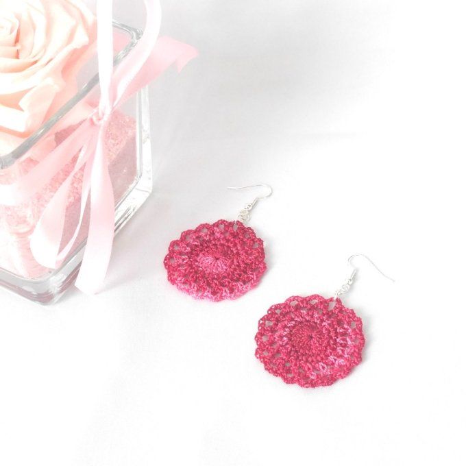 Boucles d'oreilles  ROSE FUCHSIA au crochet