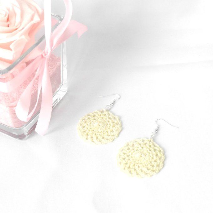 Boucles d'oreilles JAUNE pastel au crochet