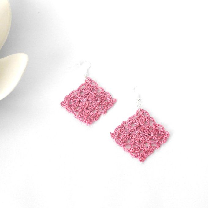 Boucles d'oreilles  vieux ROSE au crochet