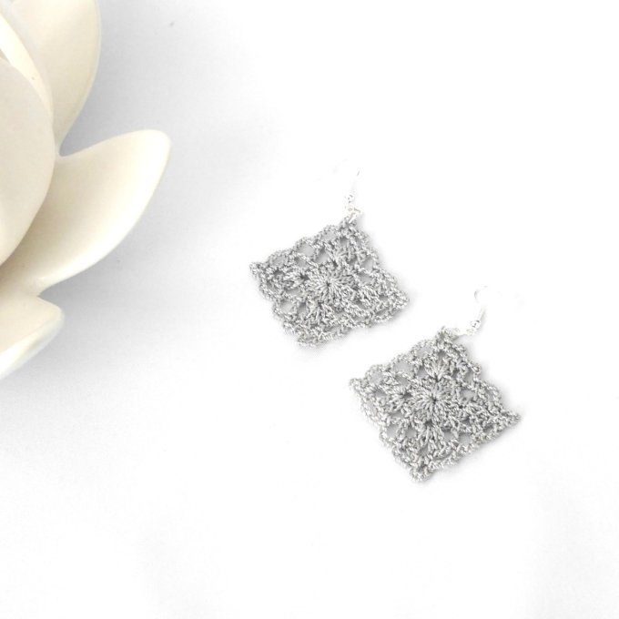 Boucles d'oreilles GRIS au crochet