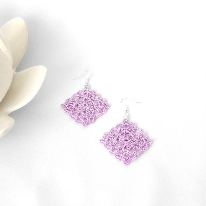 Boucles d'oreilles  MAUVE au crochet