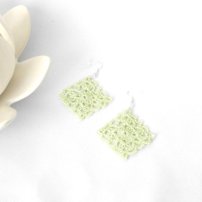 Boucles d'oreilles  VERT pistache au crochet