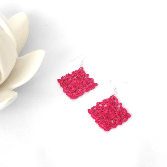 Boucles d'oreilles  ROSE FUCHSIA  au crochet 