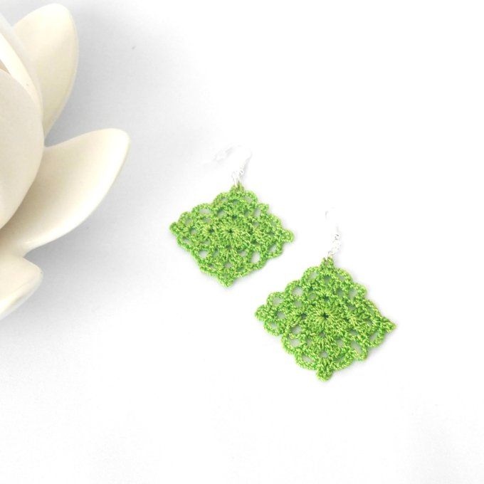 Boucles d'oreilles VERT cru au crochet