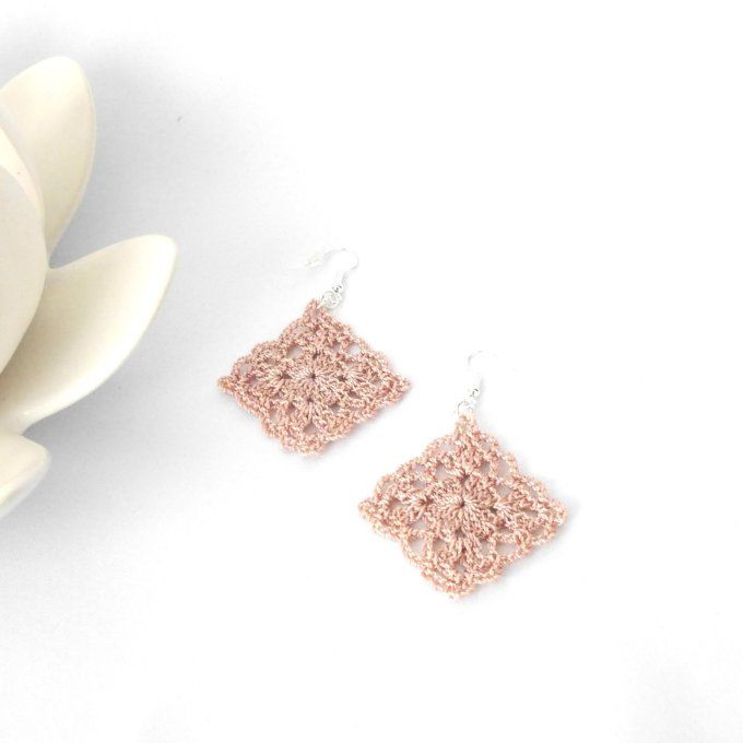 Boucles d'oreilles BEIGE rosé au crochet