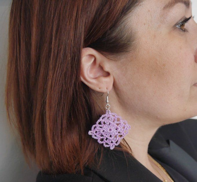 Boucles d'oreilles  MAUVE au crochet