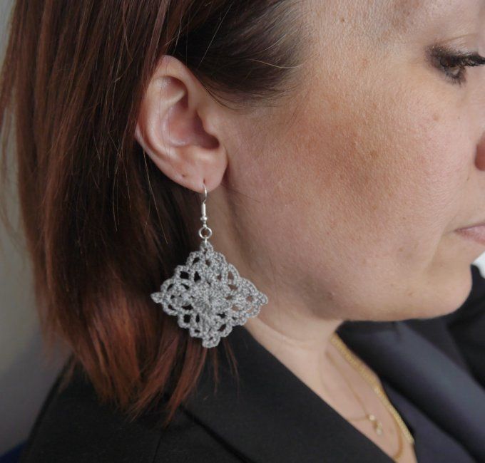 Boucles d'oreilles GRIS au crochet