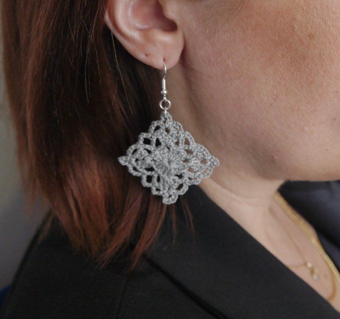 Boucles d'oreilles GRIS au crochet