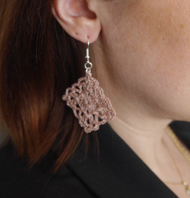 Boucles d'oreilles BEIGE rosé au crochet