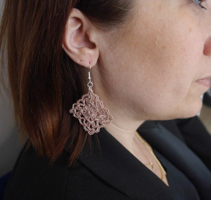 Boucles d'oreilles BEIGE rosé au crochet