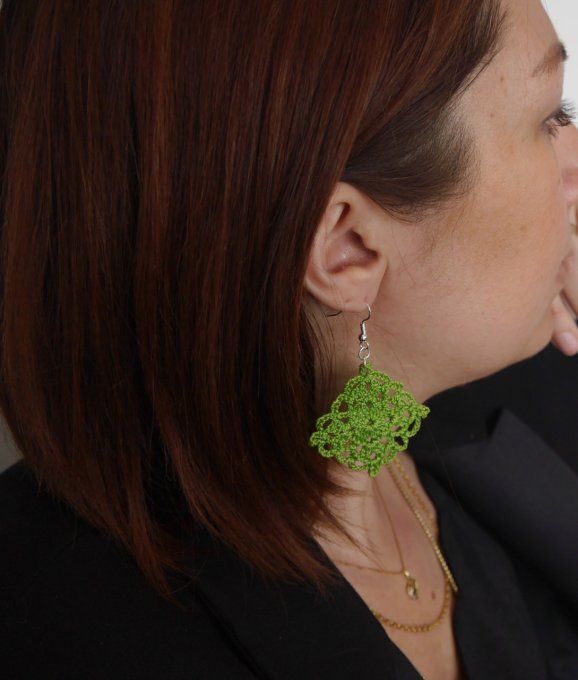 Boucles d'oreilles VERT cru au crochet
