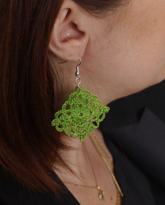 Boucles d'oreilles VERT cru au crochet