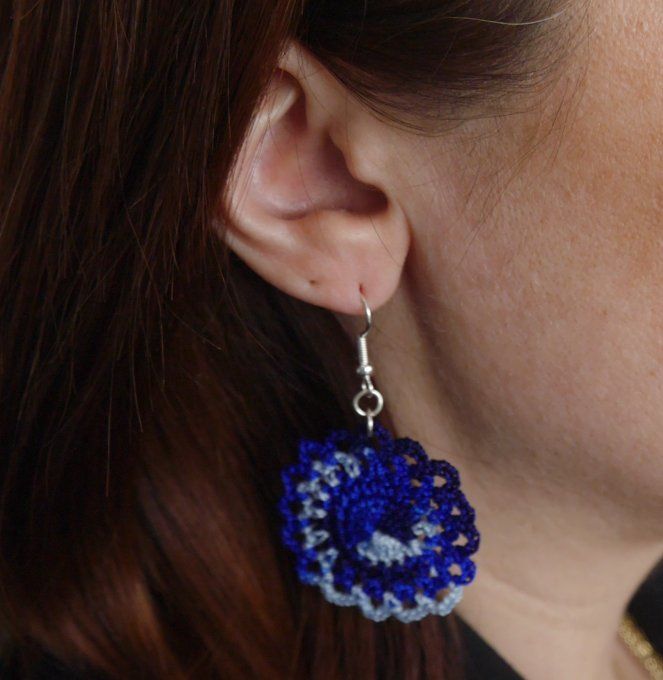 Boucles d'oreilles  BLEU au crochet
