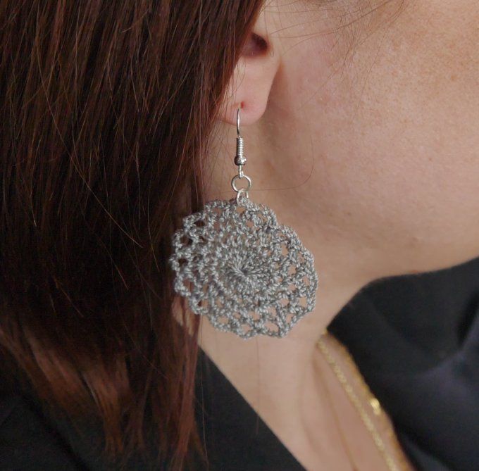 Boucles d'oreilles GRIS au crochet