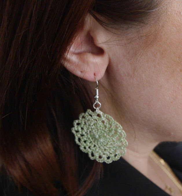 Boucles d'oreilles  VERT pistache au crochet