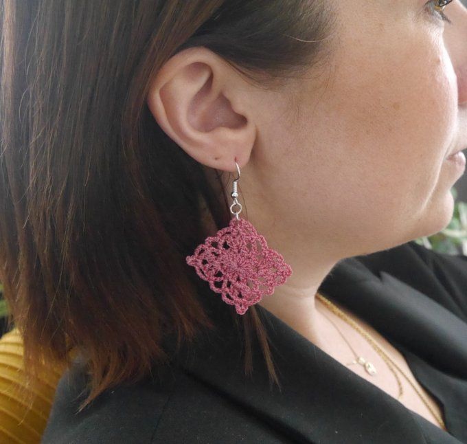 Boucles d'oreilles  vieux ROSE au crochet