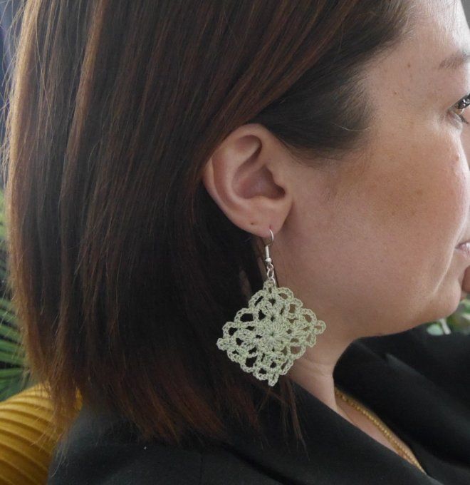Boucles d'oreilles  VERT pistache au crochet