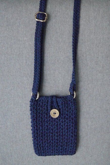 Pochette téléphone BLEU MARINE au crochet