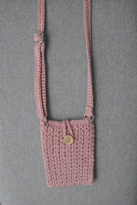 Pochette téléphone ROSE poudré au crochet
