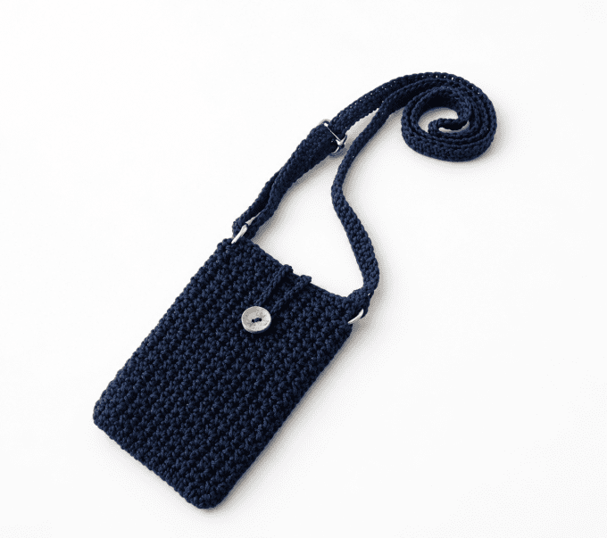 Pochette smartphone bleu marine au crochet