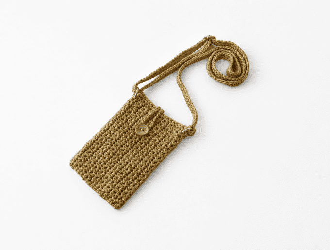 Pochette smartphone moutarde au crochet