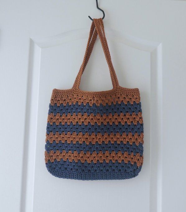 Sac Cabas au crochet bleu denim et rouille porté épaule