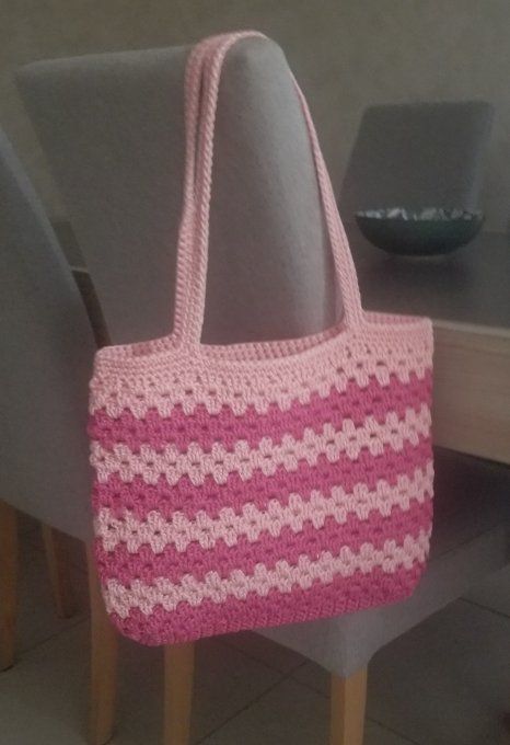 Sac cabas rose fuchsia et rose clair au crochet porté épaule