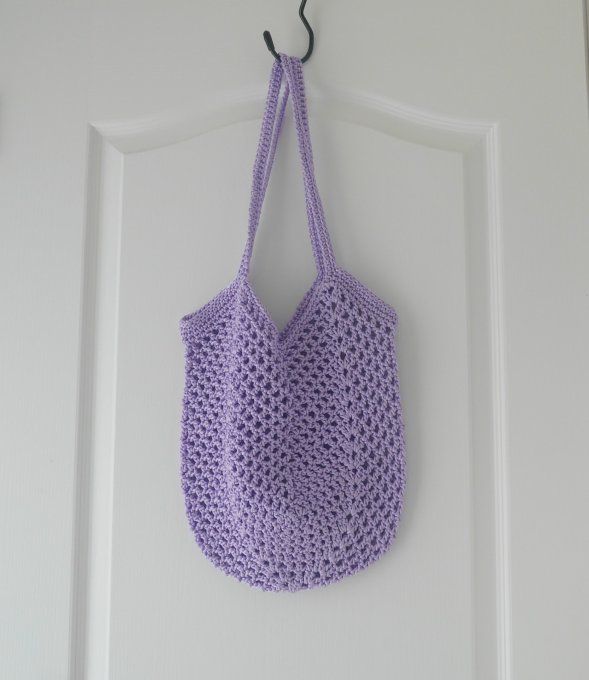 Sac filet mauve-au crochet porté épaule