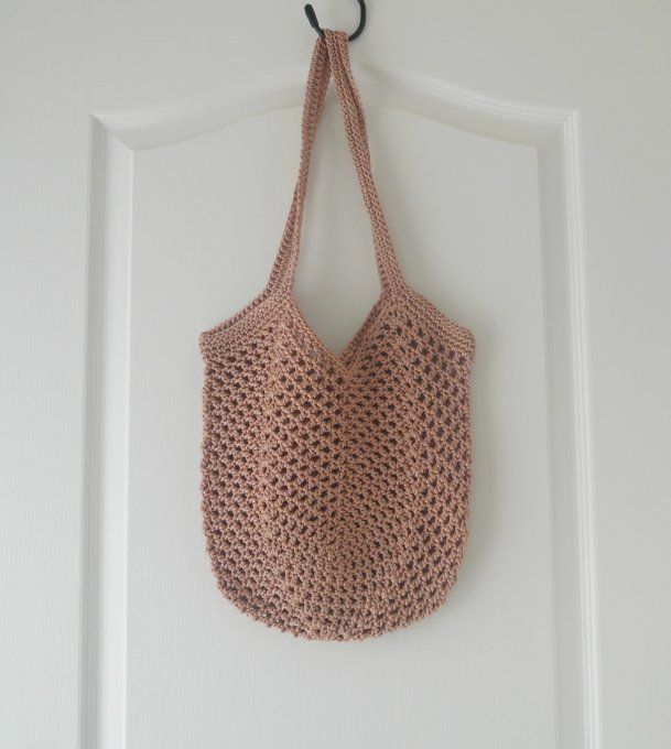 Sac filet rose saumon au crochet porté épaule