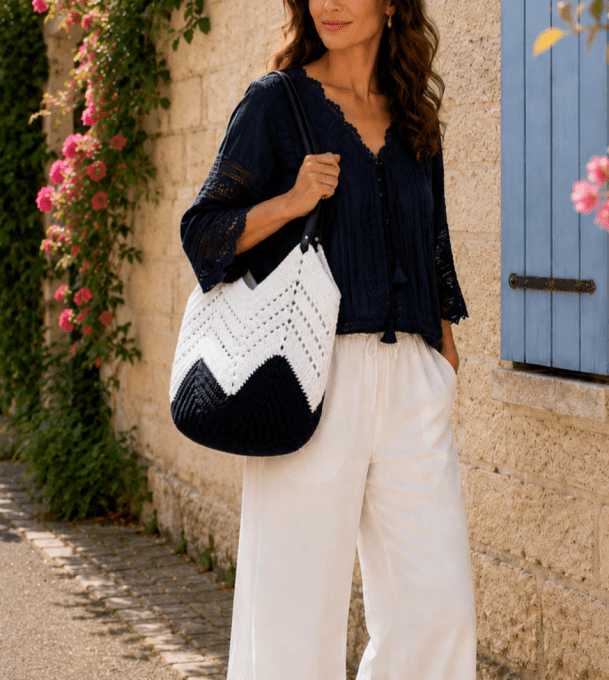 sac fourre-tout au crochet blanc et marine fait main avec anses simili cuir