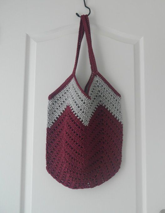 sac fourre-tout à chevrons au crochet grenat et gris. Motif chevron, style bohème
