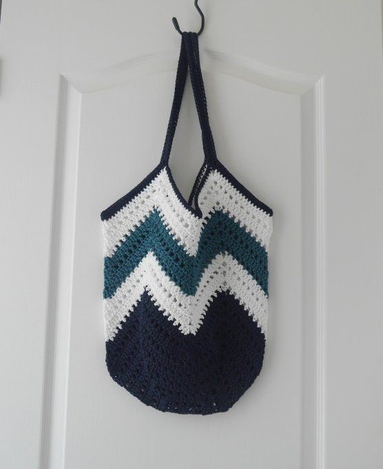 sac fourre-tout à chevrons au crochet marine, blanc et bleu canard. Motif chevron, style bohème