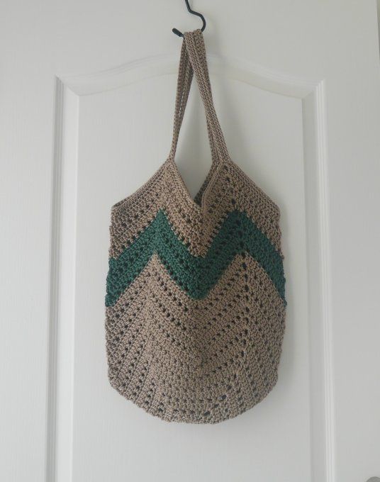 Sac fourre-tout à chevrons au crochet taupe et vert. Motif chevron, style bohème