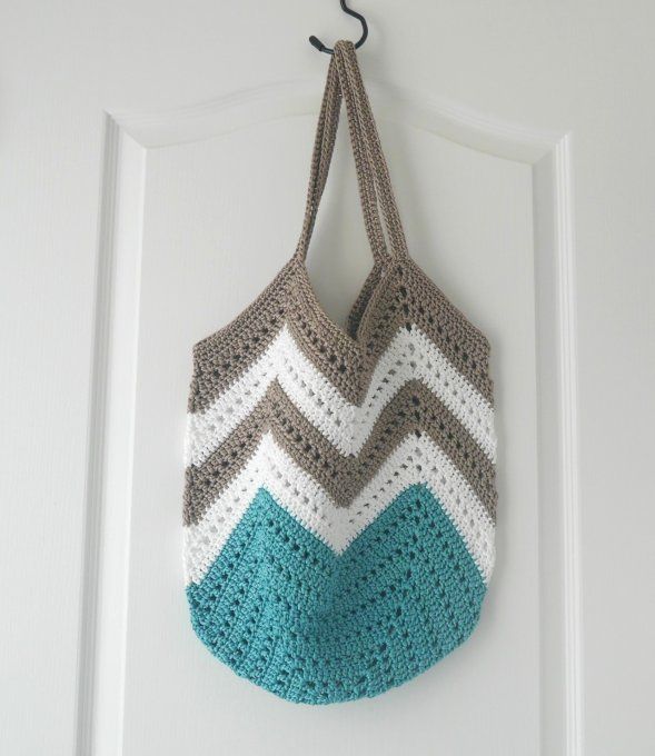 sac fourre-tout à chevrons au crochet turquoise, blanc et taupe. Motif chevron, style bohème