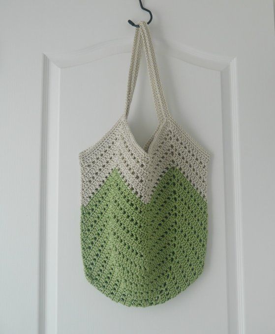 Sac fourre-tout à chevrons au crochet vert lime et écru. Motif chevron, style bohème