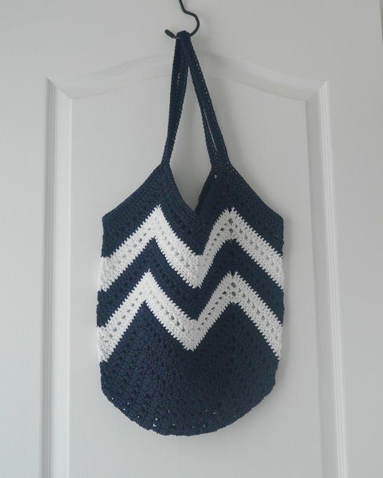 sac au crochet marine et blanc . Motif chevron, style bohème